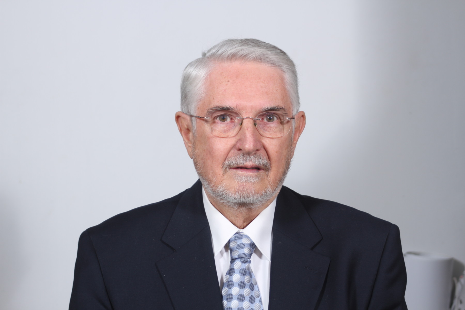 O κ. Φώτης Γραβάνης είναι Ομότιμος Καθηγητής Φυτοπροστασίας του πρώην Τ.Ε.Ι. Θεσσαλίας (νυν Πανεπιστήμιο Θεσσαλίας)