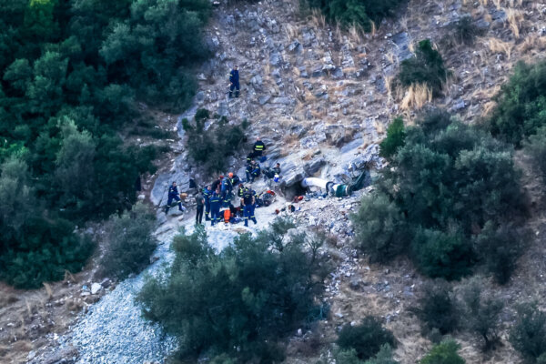 ΕΠΙΧΕΙΡΗΣΗ ΑΠΕΓΚΛΩΒΙΣΜΟΥ ΚΑΙ ΔΙΑΣΩΣΗΣ ΤΗΣ ΕΜΑΚ ΓΙΑ ΜΕΛΟΣ ΟΜΑΔΑΣ ΠΟΥ ΕΓΚΛΩΒΙΣΤΗΚΕ ΨΑΧΝΟΝΤΑΣ ΓΙΑ ΛΙΡΕΣ ΣΕ ΣΠΗΛΙΑ ΣΤΗ ΠΕΡΙΟΧΗ ΓΟΝΩΝ ΣΤΗ ΛΑΡΙΣΑ.  Τρίτη 30 Σεπτεμβρίου 2025 (EUROKINISSI)