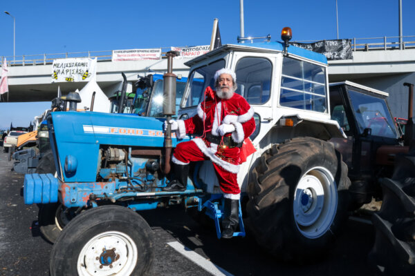 Συνέλευση των αγροτών στο μπλόκο της Νίκαιας στη Λάρισα.  Σάββατο 27 Δεκεμβρίου 2025 (EUROKINISSI)